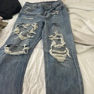 High rise American Eagle boyfriend 90s jeans ripped